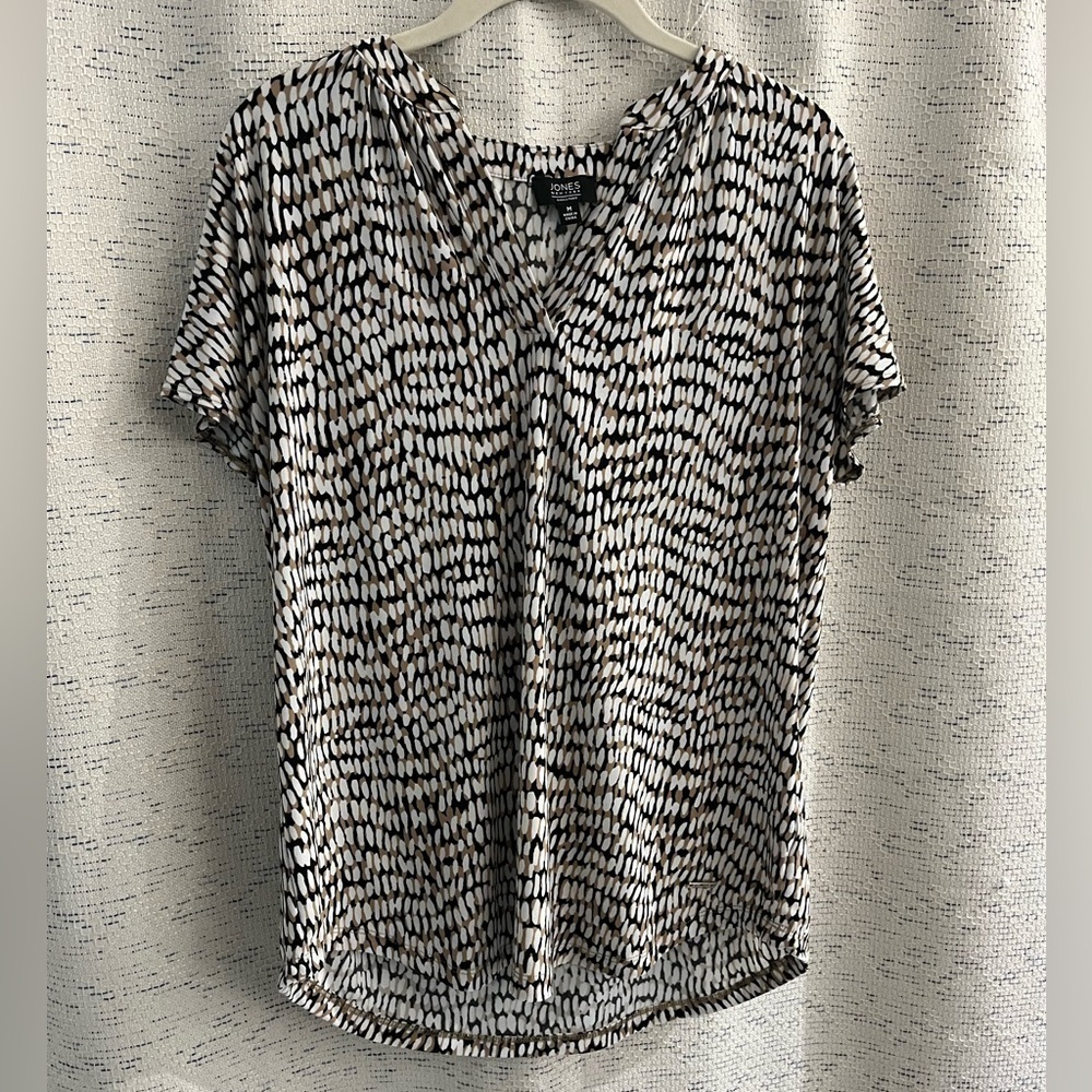 Jones New York Black-Tan-White V Neck Short Sleeve Blouse